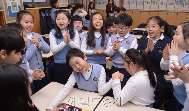 서울 은석초등학교 학생들이 친구들과 팔씨름을 하며 즐거워하고 있다. 현재 각 학교에서 신학기를 맞아 학급 반장과 전교 학생회장을 이미 뽑았거나, 뽑는 중이다.
초등 가정 학습 프로그램 아이스크림 홈런의 설문조사에 따르면 초등학생의 61%가‘ 반장이 되고 싶다’고 답해 초등학생들이 리더에 대한 관심이 많은 것으로 나타
났다. 반장이나 회장으로서 역할 수행은 어린이들에게 리더십을 길러주는 기회가 될 수 있다. 김명섭 기자/msiron@heraldcorp.com