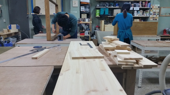 At workshops like this one, decorators can make their own custom furniture. (Won Ho-jung/The Korea Herald)