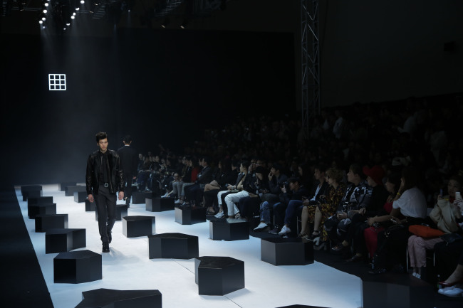 A model wears creations of Jehee Sheen for the 2015 fall-winter collection during Seoul Fashion Week on Friday in Seoul. Seoul Fashion Week