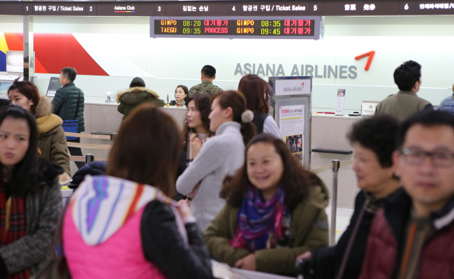 Passengers wait at the domestic check-in desk of Asiana Airlines at Jeju International Airport.   Yonhap
Passengers wait at the domestic check-in desk of Asiana Airlines at Jeju International Airport.   Yonhap