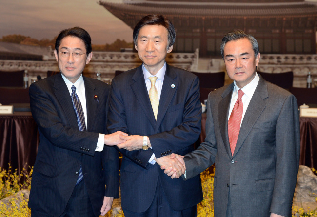 Seoul’s Foreign Minister Yun Byung-se (middle) and his Chinese and Japanese counterparts, Wang Yi (right) and Fumio Kishida respectively (Yonhap)