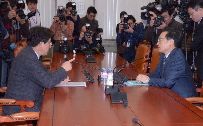 23일 산자위 소회의실에서 열린 자원외교 국정조사 특별위원회 감사협의가 열렸다. 여당측은 권성동 새누리당의원,야당측은 홍영표 새정치연합의원이 참석하였다.<br />정희조 기자/checho@heraldcorp.com 150323
23일 산자위 소회의실에서 열린 자원외교 국정조사 특별위원회 감사협의가 열렸다. 여당측은 권성동 새누리당의원,야당측은 홍영표 새정치연합의원이 참석하였다.
정희조 기자/checho@heraldcorp.com 150323