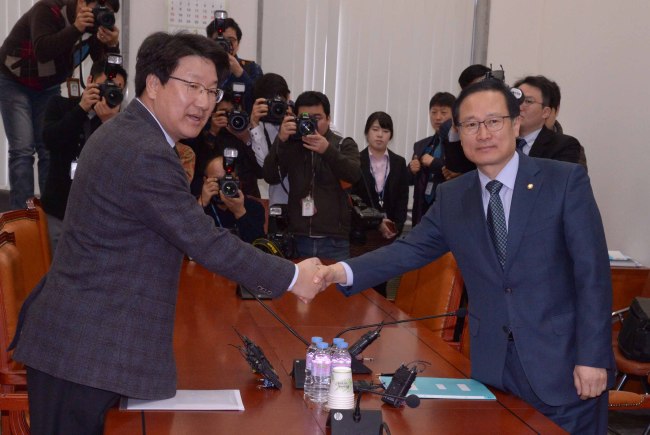 23일 산자위 소회의실에서 열린 자원외교 국정조사 특별위원회 감사협의가 열렸다. 여당측은 권성동 새누리당의원,야당측은 홍영표 새정치연합의원이 참석하였다.<br />정희조 기자/checho@heraldcorp.com 150323
23일 산자위 소회의실에서 열린 자원외교 국정조사 특별위원회 감사협의가 열렸다. 여당측은 권성동 새누리당의원,야당측은 홍영표 새정치연합의원이 참석하였다.
정희조 기자/checho@heraldcorp.com 150323