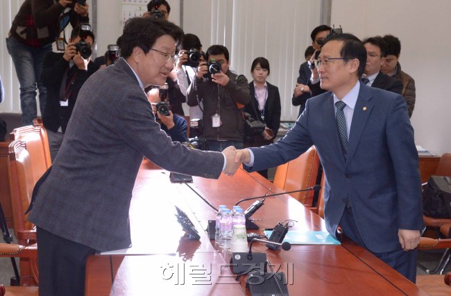 23일 산자위 소회의실에서 열린 자원외교 국정조사 특별위원회 감사협의가 열렸다. 여당측은 권성동 새누리당의원,야당측은 홍영표 새정치연합의원이 참석하였다. 정희조 기자/checho@heraldcorp.com