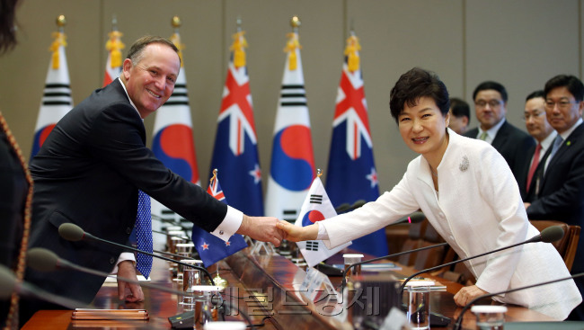 23일 박근혜 대통령이 공식방한한 존 키 뉴질랜드 총리와 청와대에서 정상회담을 하기 전 악수를 하고 있다.박현구 기자phko@heraldcorp.com/2015.03.23
23일 박근혜 대통령이 공식방한한 존 키 뉴질랜드 총리와 청와대에서 정상회담을 하기 전 악수를 하고 있다.박현구 기자phko@heraldcorp.com/2015.03.23