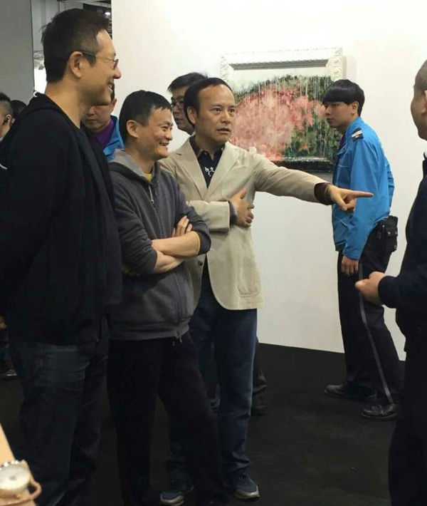 [사진=마윈 알리바바 회장이 아트바젤 홍콩의 VIP프리뷰에서 작품을 감상하고 있다.]