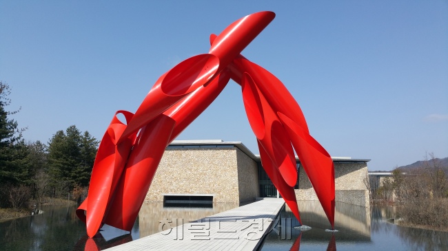 뮤지엄산은 웰컴센터, 본관 뮤지엄, 그리고 제임스터렐관 세 개 건물로 이뤄져 있다. 웰컴센터 앞에 설치된 알렉산더 리버만의 붉은색 대형 철제 조각물이 관람객들을 가장 먼저 맞이한다. [사진=김아미 기자/amigo@heraldcorp.com]