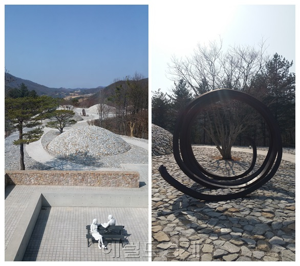 스톤가든에는 조지 시걸, 베르나르 브네의 조각 작품이 설치돼 있다. 단풍나무 한 그루가 브네의 조각물과 조화를 이룬다.  [사진=김아미 기자/amigo@heraldcorp.com]