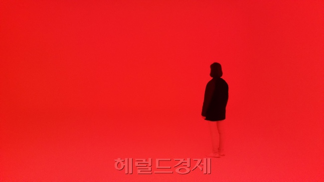 빛과 공간으로 극적인 순간을 빚는 제임스 터렐의 작품 ‘간츠펠트’. 이 공간에서는 눈으로 감지할 수 있는 사방 경계가 무너진다.   [사진=김아미 기자/amigo@heraldcorp.com]