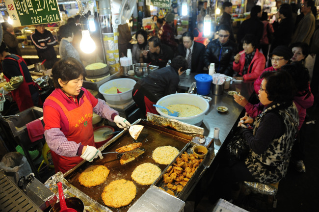 Bindaetteok, or mung bean pancakes, are a must-try at Gwangjang Market.   Julie Jackson/The Korea Herald
Bindaetteok, or mung bean pancakes, are a must-try at Gwangjang Market.   Julie Jackson/The Korea Herald