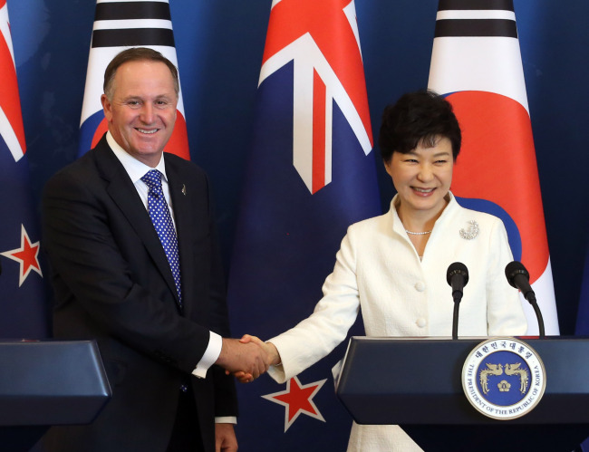 President Park Geun-hye shakes hands with New Zealand Prime Minister John Key at a press conference at Cheong Wa Dae in Seoul on Monday.    Yonhap