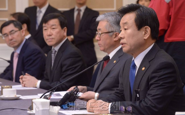캠핑장 안전대책 긴급당정회의  24일 국회에서 열린 캠핑장 안전대책 관련 긴급 당정회의에서 참석한 박인용 국민안전처 장관이 모두발언을 하고 있다. 새누리당 원유철 정책위의장, 김종덕 문화체육관광부 장관 등이 참석한 가운데 열렸다. 정희조 기자/checho@heraldcorp.com