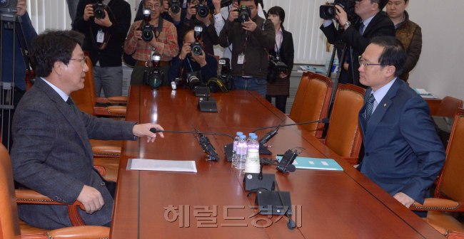 23일 산자위 소회의실에서 열린 자원외교 국정조사 특별위원회 감사협의가 열렸다. 여당측은 권성동 새누리당의원,야당측은 홍영표 새정치연합의원이 참석하였다. 정희조 기자/checho@heraldcorp.com