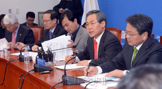 24일 국회에서 열린 새정치연합 주요당직자회의에서 우윤근원내대표가 어제 결렬된 자원외교국정조사 증인선정 문제에 대하여 강하게 여당을 비난하고 있다.<br />정희조 기자/checho@heraldcorp.com 150324
24일 국회에서 열린 새정치연합 주요당직자회의에서 우윤근원내대표가 어제 결렬된 자원외교국정조사 증인선정 문제에 대하여 강하게 여당을 비난하고 있다.
정희조 기자/checho@heraldcorp.com 150324