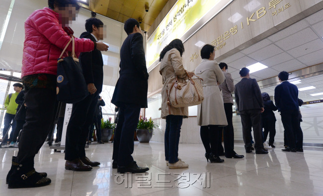 기존 주택담보대출을 낮은 고정금리의 장기 분할상환대출로 바꿔주는 '안심전환대출'이 출시되는 24일 오전 서울 여의도 국민은행 본점에 개장 전  '안심전환대출'을 신청하려는 고객들이 줄을 서고 있다./안훈 기자 rosedale@ 2015.03.24
기존 주택담보대출을 낮은 고정금리의 장기 분할상환대출로 바꿔주는 '안심전환대출'이 출시되는 24일 오전 서울 여의도 국민은행 본점에 개장 전  '안심전환대출'을 신청하려는 고객들이 줄을 서고 있다./안훈 기자 rosedale@ 2015.03.24