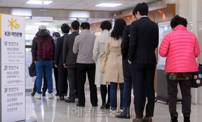 이자 한 푼이라도 아끼려…    안심전환대출 출시 첫날인 24일 서울 여의도 KB은행 본점에서 안심전환대출 가입 희망 고객들이 개점시간을 기다리며 줄을 서 있다. 안심
전환대출은 현재 변동금리를 적용받는 주택담보대출을 연2%대의 고정금리의 장기분활상환대출로 바꿔주는 상품으로 16개 은행에서 취
급한다. ▶관련기사 21면 안훈 기자/rosedale@heraldcorp.com
