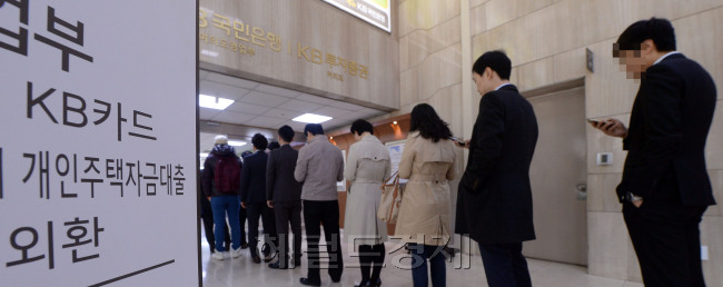 기존 주택담보대출을 낮은 고정금리의 장기 분할상환대출로 바꿔주는 '안심전환대출'이 출시되는 24일 오전 서울 여의도 국민은행 본점에 개장 전  '안심전환대출'을 신청하려는 고객들이 줄을 서고 있다./안훈 기자 rosedale@heraldcorp.com
