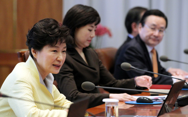 朴대통령,수석비서관 회의 주재<br />24일 오전 박근혜대통령이 청와대 집현실에서 열린 수석비서관회의에 참석해 인사말을 하고 있다.2015.3.24.<청와대사진기자단/매경=김재훈기자>