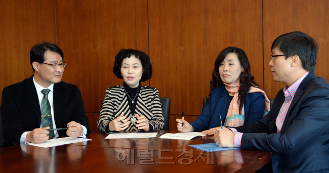 박근혜 대통령 중동 순방에 동행한 고성환(왼쪽부터) 에코필 대표와 김명자 보우실업 대표, 박혜린 옴니시스템 대표, 김기용 대모엔지니어링 상무가 23일 서울 삼성동 무역센터에서 제2의 중동 붐 조
성을 위해 이야기를 나누고 있다. 안훈 기자/rosedale@heraldcorp.com