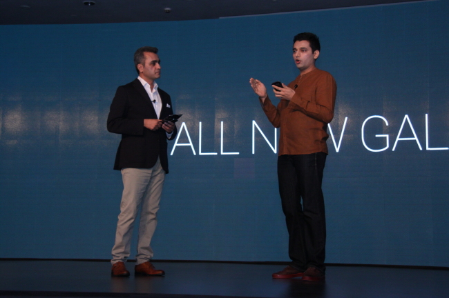 Samsung Electronics’ vice president Asim Warsh (left) and vice president of research Pranav Mistry introduce the tech firm’s new smartphones, the Galaxy S6 and S6 Edge, in India on Tuesday.   Samsung Electronics