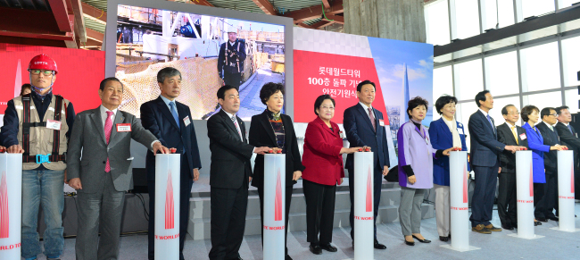 Lotte Group chairman Shin Dong-bin (seventh from left) is joined by business and political leaders at a ceremony commemorating the completion of the 100th floor and wishing for safe construction at the Lotte World Tower in southeastern Seoul on Tuesday. Construction on the 123-floor building is expected to be completed next year, becoming the world’s fourth-tallest building.   Yonhap
Lotte Group chairman Shin Dong-bin (seventh from left) is joined by business and political leaders at a ceremony commemorating the completion of the 100th floor and wishing for safe construction at the Lotte World Tower in southeastern Seoul on Tuesday. Construction on the 123-floor building is expected to be completed next year, becoming the world’s fourth-tallest building.   Yonhap