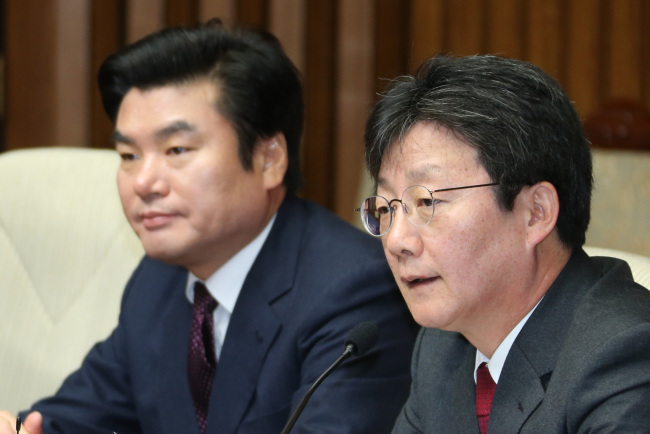 Saenuri Party floor leader Rep. Yoo Seong-min (right) speaks during a meeting with party lawmakers at the National Assembly on Tuesday. Yoo called on the main opposition New Politics Alliance for Democracy, which recently pledged to become security-oriented, to first acknowledge North Korea’s responsibility for the Cheonan attack.   Yonhap
Saenuri Party floor leader Rep. Yoo Seong-min (right) speaks during a meeting with party lawmakers at the National Assembly on Tuesday. Yoo called on the main opposition New Politics Alliance for Democracy, which recently pledged to become security-oriented, to first acknowledge North Korea’s responsibility for the Cheonan attack.   Yonhap