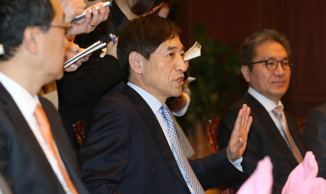 Bank of Korea Gov. Lee Ju-yeol (center) attended a meeting with economic experts at the bank’s headquarters in central Seoul, Tuesday.    Yonhap
Bank of Korea Gov. Lee Ju-yeol (center) attended a meeting with economic experts at the bank’s headquarters in central Seoul, Tuesday.    Yonhap