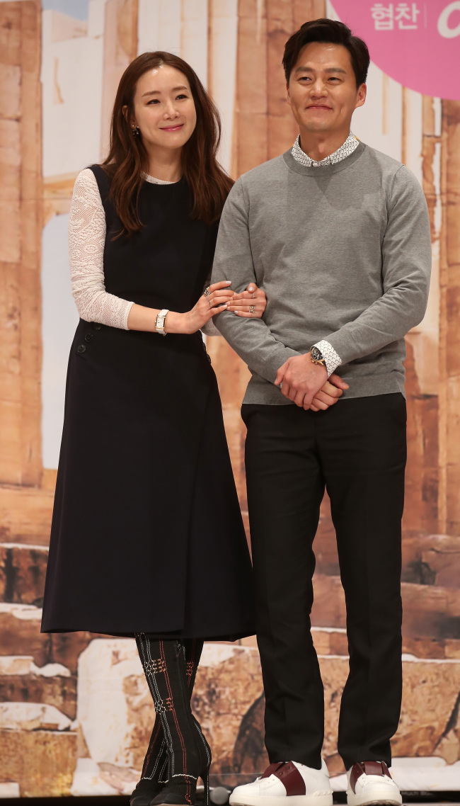 <YONHAP PHOTO-1883> 다정한 짐꾼들 (서울=연합뉴스) 양지웅 기자 = 24일 오후 서울 영등포구 여의도동 63스퀘어에서 열린 tvN 배낭여행 프로젝트 '꽃보다 할배 인 그리스' 제작발표회에서 배우 최지우(왼쪽), 이서진이 포즈를 취하고 있다. 2015.3.24 yangdoo@yna.co.kr/2015-03-24 14:54:29/ <저작권자 ⓒ 1980-2015 ㈜연합뉴스. 무단 전재 재배포 금지.>
“Grandpas over Flowers in Greece” costars Choi Ji-woo (left) and Lee Seo-jin pose during a press conference in Seoul on Tuesday.    Yonhap
“Grandpas over Flowers in Greece” costars Choi Ji-woo (left) and Lee Seo-jin pose during a press conference in Seoul on Tuesday.    Yonhap