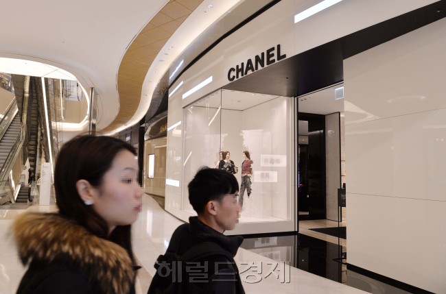 샤넬은 지난 17일부터 유로화 약세로 인한 국가간 가격격차 해소를 위해 아시아권에 판매하는 핸드백의 가격을 15~20% 인하했다.  이상섭 기자/babtong@heraldcorp.com