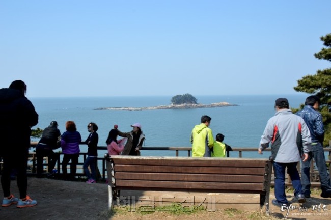 동백섬 동백정에 오르면 확 트인 서해가 발 아래 펼쳐진다.