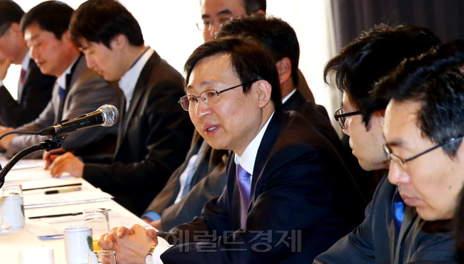 문재도 산업통상자원부 2차관(오른쪽 세번째)이 25일 오전  팔레스호텔에서  정부와 협회, 대표 기업들과 협의채널을 구축하고 2015년 FTA 정책방향과 TPP 업종별 영향분석 및 대응전략을 논의’하기 위해 열린 "업종단체(기업) FTA 조찬 간담회"에 참석하여  인사말을 하고있다. 박현구 기자phko@heraldcorp.com/2015.03.25