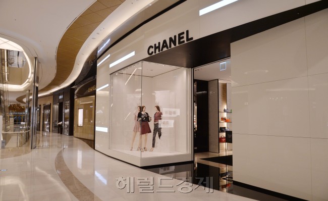 샤넬은 지난 17일부터 유로화 약세로 인한 국가간 가격격차 해소를 위해 아시아권에 판매하는 핸드백의 가격을 15~20% 인하하면서 유통시장에 충격을 줬다. 사진은 롯데에비뉴엘 월드타워점에 있는 샤넬 매장. 사진=이상섭 기자/attom@heraldcorp.com
