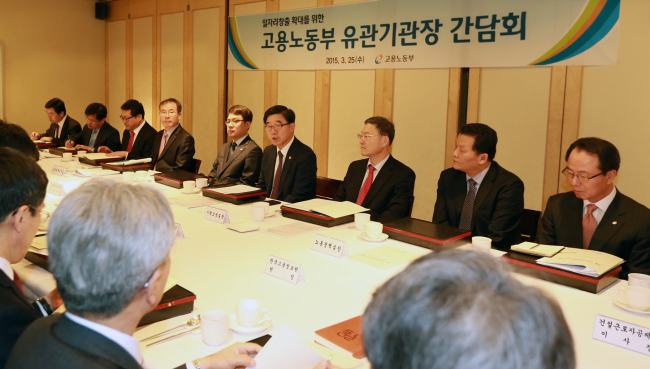 이기권 고용노동부 장관이 25일 서울 광화문 한식당 달개비에서 열린 공공기관장 조찬 간담회에 참석해 노동시장 구조개선, 일자리창출 관련 협력방안을 논의하고 있다. [사진제공=고용노동부]