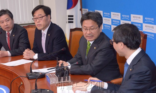 공무원연금개혁 국민대타협기구 공동위원장인 새정치민주연합의 강기정(오른쪽 두번째) 정책위의장이 25일 국회에서 새정치연합 공무원연금 재구조화 모형설명회에 참석해 이야기하고 있다. 이 자리에서 강 의장은 “우리 개혁안은 퇴직자와 현 재직자와 신규자에게 고통 분담이 공평하게 함께가자는 안”이라며, “정부 여당보다 재정절감 효과가 더 크다”고 설명했다. 정희조 기자/checho@heraldcorp.com