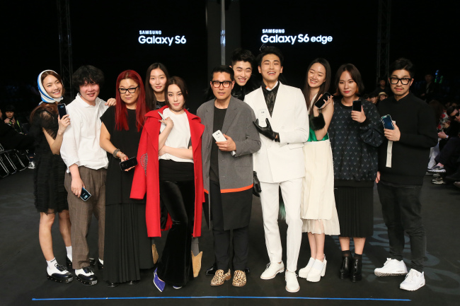 Samsung Electronics, the world’s largest smartphone maker, holds the Galaxy S6 First Look runway show in Seoul on Tuesday, in which fashion designers and models introduced collaborations that merge fashion and the tech giant’s upcoming smartphones, the Galaxy S6 and S6 Edge.  Samsung Electronics