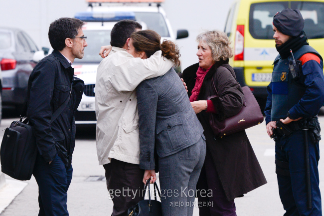 피해자 가족들이 공항에서 오열하고 있다 [사진=게티이미지]