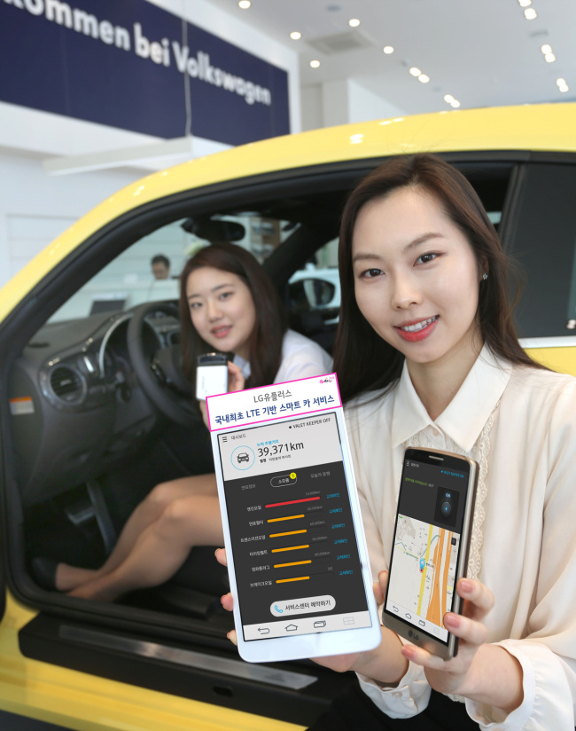 Models pose with LG Uplus’s Long Term Evolution-based smart car monitoring system at a Volkswagen showroom in Bundang, Gyeonggi Province.    LG Uplus