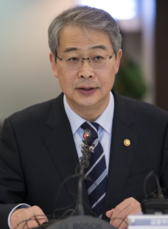 <YONHAP PHOTO-0383> 모두발언하는 임종룡 금융위원장 (서울=연합뉴스) 윤동진 기자 = 임종룡 금융위원장이 25일 오전 서울 중구 프레스센터에서 열린 제1차 금융개혁회의에서 발언하고 있다. 금융개혁 방안을 심의하는 민간기구인 금융개혁회의는 금융·경제·산업·학계 전문가 19명으로 이뤄졌다. 2015.3.25 mon@yna.co.kr/2015-03-25 09:22:01/ <저작권자 ⓒ 1980-2015 ㈜연합뉴스. 무단 전재 재배포 금지.>
FSC Chairman Yim Jong-yong.   Yonhap