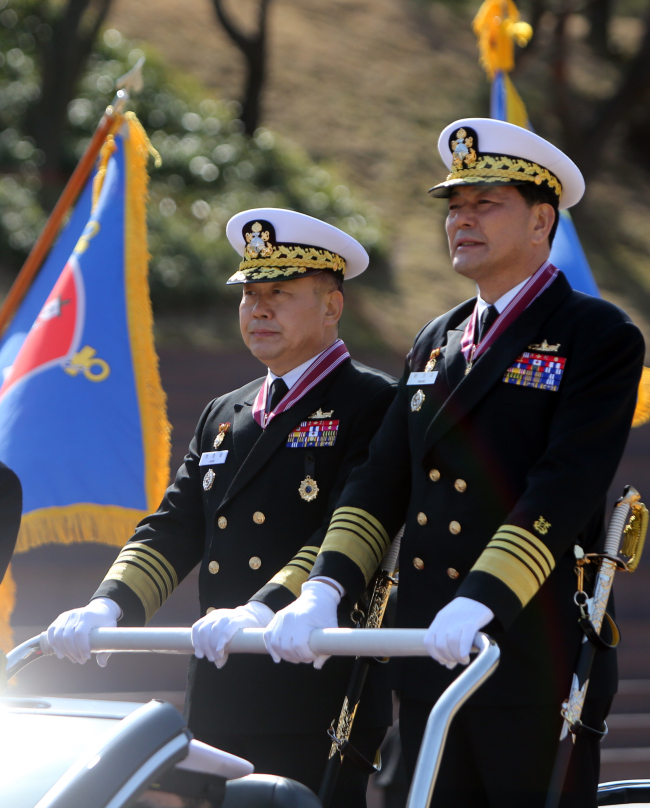 Former Chief of Naval Operations Hwang Ki-chul (right) attends a farewell ceremony on Feb. 27 after resigning over the charges of peddling influence regarding a supply deal for the salvage ship Tongyeong. Yonhap