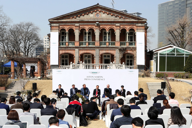 주한 영국대사관저에서 개최된 애스턴 마틴 브랜드 론칭회.