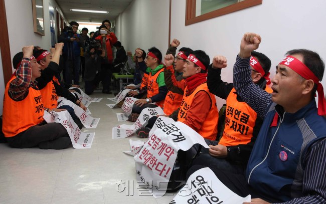 전국공무원노동조합(전공노) 소속 조합원들이 새정치민주연합이 발표한 공무원연금 개혁안에 항의하며 여의도 새정치연합 당사에서 점거 농성을 펼치고 있다. 지난 25일 오후부터 시작된 농성은 26일에도 이어지고 있으며, “이번 개혁안은 공무원들의 의견과 다르며 받아들일 수 없다”고 주장하고 있다.
정희조 기자/checho@heraldcorp.com