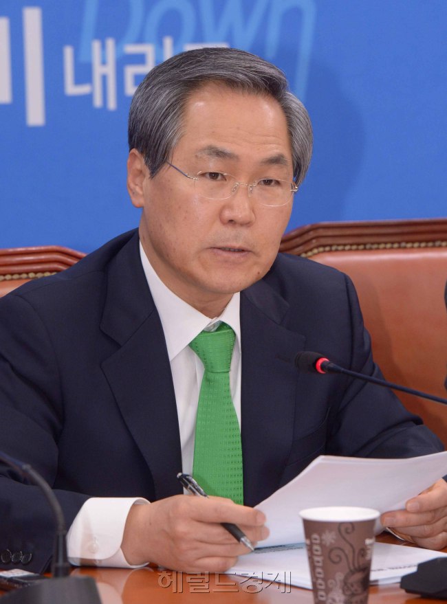 26일 국회에서 열린 새정치연합 정책조정회의.<br />대표발언을 하고 있는 우윤근 원내대표.<br />정희조 기자/checho@heraldcorp.com  150326
