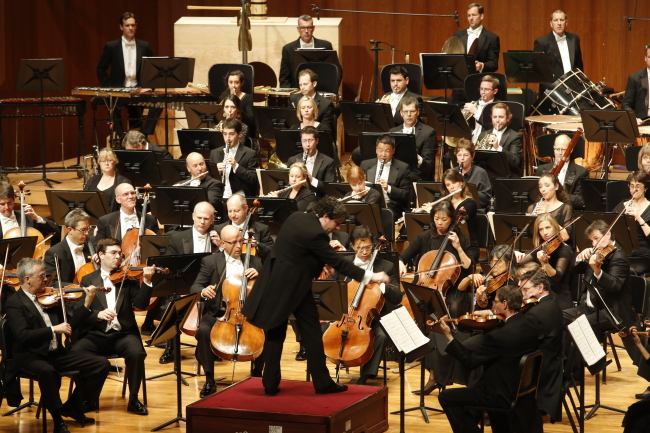 Gustavo Dudamel conducts the LA Philharmonic during the orchestra’s first of two concerts at the Seoul Arts Center’s Concert Hall on Wednesday night.    Kumho Asiana Cultural Foundation