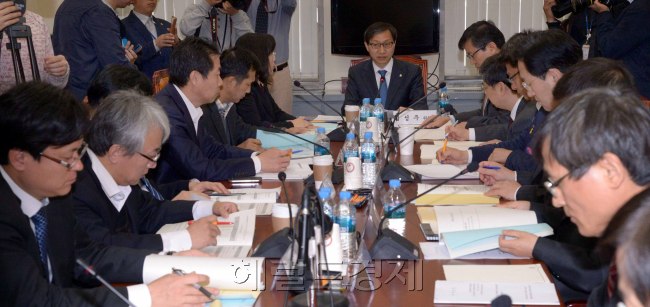 26일 국회기재위 소회의실에서 열린 공무원연금개혁(노후소득보장제도개선)  분과위 제6차회의. 정희조 기자/checho@heraldcorp.com
