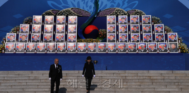박근혜 대통령이 26일 국립대전현충원에서 열린 ‘천암함 용사 5주기 추모식’에 참석해 헌화하고 있다.  [청와대사진기자단. 박현구 기자/phko@heraldcorp.com]