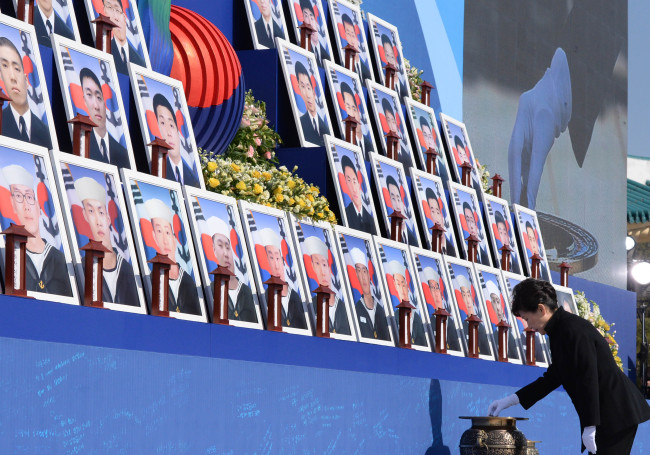 President Park Geun-hye pays tribute at a ceremony to mark the fifth anniversary of Pyongyang’s torpedo attack on the corvette Cheonan at the national cemetery in Daejeon on Thursday.    The Korea Herald