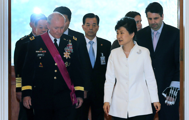 President Park Geun-hye walks with visiting Chairman of the U.S. Joint Chiefs of Staff Gen. Martin Dempsey (left) along with Defense Minister Han Min-Koo (center) and U.S. Ambassador to Korea Mark Lippert (right) at Cheong Wa Dae on Thursday.   Yonhap