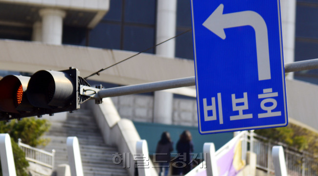 전문대학의 중퇴자가 일반대학에 비해 2배가 넘는다는 통계가 나온 가운데 27일 서울의 한 전문대학으로 학생들이 등교하고 있다.
김명섭 기자/msiron@heraldcorp.com