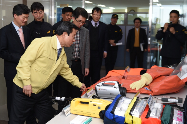 <YONHAP PHOTO-2563> 화학재난 합동방제센터 방문한 박인용 장관 (서울=연합뉴스) 국민안전처 박인용 장관이 26일 오후 시흥 화학재난 합동방제센터를 방문해 운영상황 등을 점검하고 있다. 2015.3.26 photo@yna.co.kr/2015-03-26 19:47:02/ <저작권자 ⓒ 1980-2015 ㈜연합뉴스. 무단 전재 재배포 금지.>
<YONHAP PHOTO-2563> 화학재난 합동방제센터 방문한 박인용 장관 (서울=연합뉴스) 국민안전처 박인용 장관이 26일 오후 시흥 화학재난 합동방제센터를 방문해 운영상황 등을 점검하고 있다. 2015.3.26 photo@yna.co.kr/2015-03-26 19:47:02/ <저작권자 ⓒ 1980-2015 ㈜연합뉴스. 무단 전재 재배포 금지.>