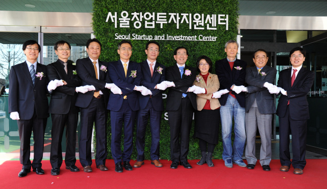 <YONHAP PHOTO-2626> 서울창업투자지원센터 개관 (서울=연합뉴스) 박원순 서울시장이 26일 오후 서울 용산구 옛 용산구청 건물에서 열린 서울창업투자지원센터 현판식에서 참석자들과 함께 기념촬영을 하고 있다. 2015.3.26 << 서울시 제공 >> photo@yna.co.kr/2015-03-26 20:45:08/ <저작권자 ⓒ 1980-2015 ㈜연합뉴스. 무단 전재 재배포 금지.>
<YONHAP PHOTO-2626> 서울창업투자지원센터 개관 (서울=연합뉴스) 박원순 서울시장이 26일 오후 서울 용산구 옛 용산구청 건물에서 열린 서울창업투자지원센터 현판식에서 참석자들과 함께 기념촬영을 하고 있다. 2015.3.26 << 서울시 제공 >> photo@yna.co.kr/2015-03-26 20:45:08/ <저작권자 ⓒ 1980-2015 ㈜연합뉴스. 무단 전재 재배포 금지.>